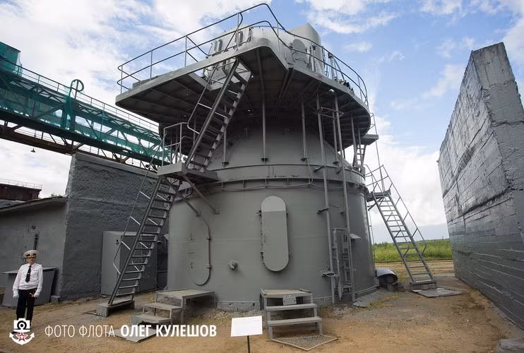 Tháp pháo được đặt cao trên khung bệ kim loại lớn, bên trong lắp các thiết bị máy móc điều khiển và đạn dược. Ngăn cách các bệ pháo hạm thử nghiệm là những bức tường bê tông cực dày. Nguồn ảnh: Livejounal.