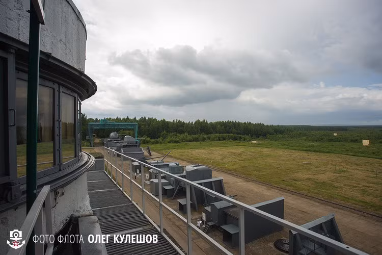 Đây có lẽ là trường bắn thuộc hàng lớn nhất thế giới với tổng diện tích ước tính 740km2 được bao phủ bởi đồng cỏ, cánh rừng và đầm lầy khó có thể vượt qua. Với diện tích cực lớn, các hệ thống pháo hải quân có thể thoải mái bắn ở mọi tầm mà không sợ vượt ra ngoài phạm vi an toàn. Nguồn ảnh: Livejounal