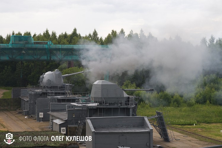 Đại pháo hạm AK-130 khai hỏa – loại pháo này hiện chỉ được tích hợp trên các tàu tuần dương tên lửa Project 1164 và Project 1144 Kirov. Pháo được trang bị hai nòng 130mm có tốc độ bắn mỗi nòng 70 phát/phút, tầm bắn 23km. Nguồn ảnh: Livejounal.