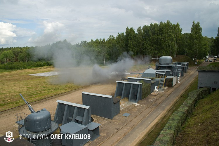 Tiếp đó, bên cạnh là pháo hạm A-192 cỡ nòng 130mm đang bắn thử nghiệm. Đây là lớp pháo hạm thế hệ mới nhất của Nga, tuy là cỡ nòng lớn nhưng được thiết kế rất độc đáo cho phép triển khai trên các lớp tàu hộ vệ tên lửa cỡ 4.000 tấn. Nguồn ảnh: Livejounal.