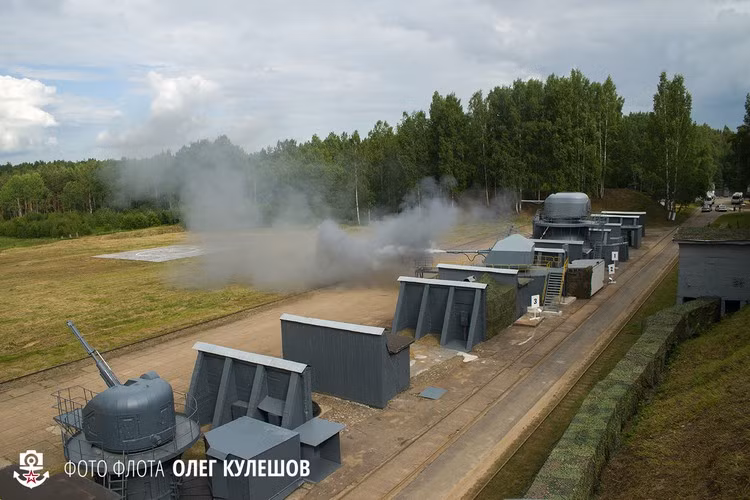 Tiếp đó, bên cạnh là pháo hạm A-192 cỡ nòng 130mm đang bắn thử nghiệm. Đây là lớp pháo hạm thế hệ mới nhất của Nga, tuy là cỡ nòng lớn nhưng được thiết kế rất độc đáo cho phép triển khai trên các lớp tàu hộ vệ tên lửa cỡ 4.000 tấn. Nguồn ảnh: Livejounal.