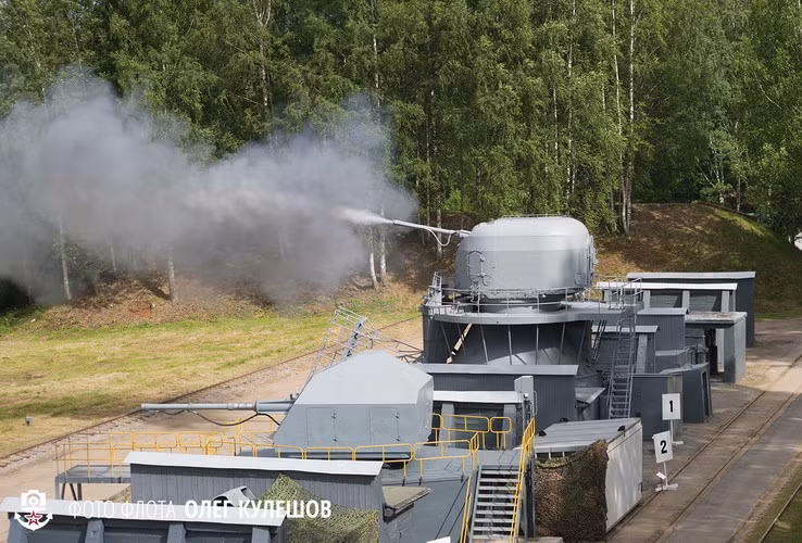 Trong ảnh, hệ thống pháo hạm hạng nặng AK-100 cỡ nòng 100mm đang thực hiện bắn thử nghiệm. Hệ thống pháo này hiện được sử dụng rộng rãi trên lớp tàu khu trục chống ngầm Udaloy của Hải quân Nga. Nó có tốc độ bắn 60 phát/phút, tầm bắn xa nhất 21km, tầm bắn chống tên lửa hành trình là 5km và chống máy bay là 10km. Nguồn ảnh: Livejounal.