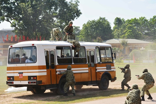 Huấn luyện tấn công nhóm khủng bố.