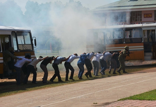 Thực hiện giải thoát con tin.