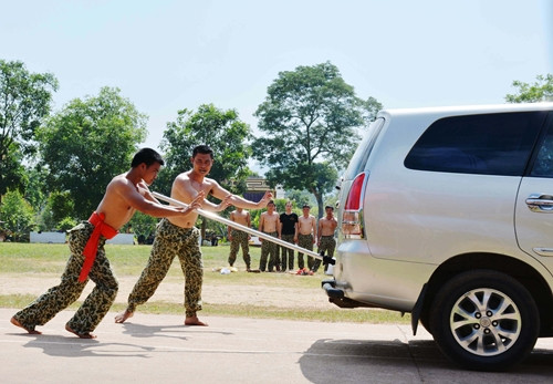 Đẩy xe ô tô 7 chỗ bằng ngọn giáo cắm vào yết hầu.
