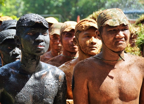 Các chiến đấu viên ngụy trang phù hợp với điều kiện địa hình.