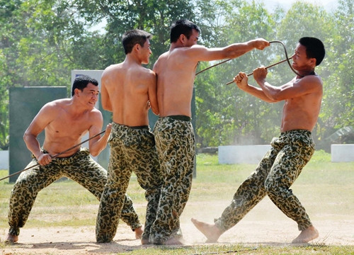 Vận công quấn thanh sắt như quấn khăn quanh cổ.