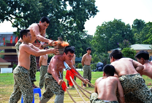Nhờ tích cực luyện rèn nên trình độ tác chiến, thể lực của các chiến đấu viên được nâng lên, đáp ứng yêu cầu nhiệm vụ được giao. Ảnh: Gồng mình đỡ gạch đập, vận công đẩy cong ngọn thương nhọn cắm thẳng vào yết hầu là màn biểu diễn nguy hiểm đòi hỏi các chiến đấu viên phải trải qua quá trình huấn luyện gian khổ, khắc nghiệt.