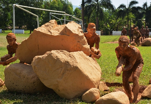 Các chiến đấu viên thực hiện kỹ thuật ngụy trang.