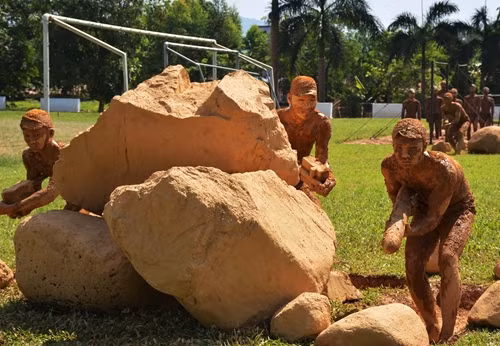 Các chiến đấu viên thực hiện kỹ thuật ngụy trang.