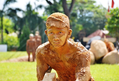 Chiến đấu viên ngụy trang và luyện tập.