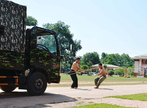 Kéo xe ô tô tải bằng hàm răng.