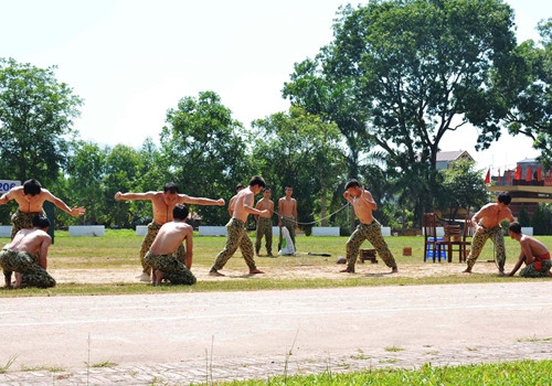 Dùng yết hầu đẩy cong thanh sắt.