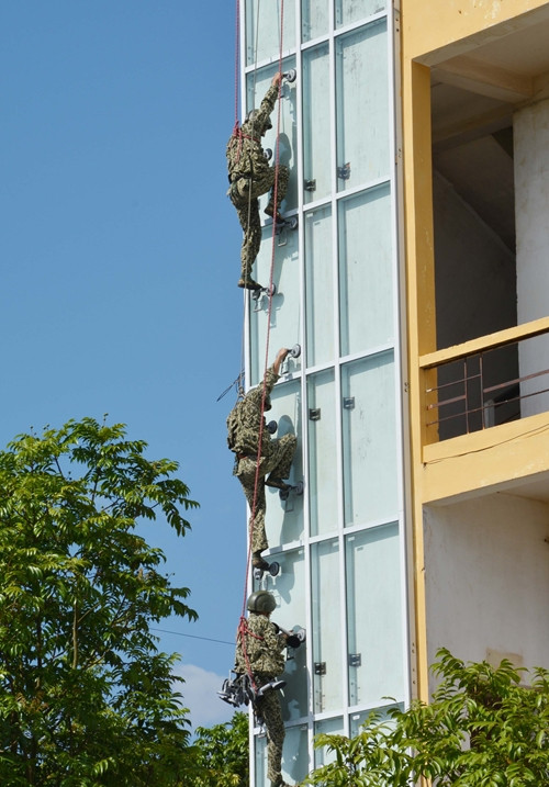 Thực hành huấn luyện kỹ thuật tác chiến khu nhà cao tầng.