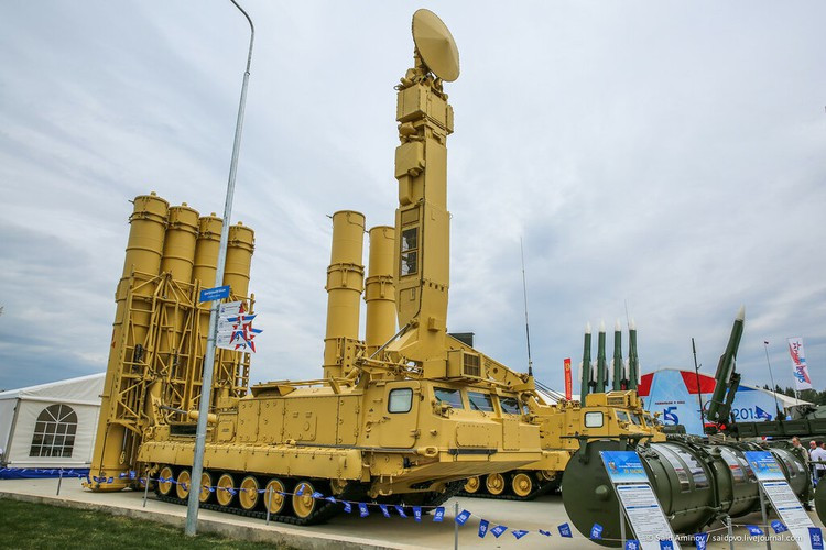 Cụ thể tầm bắn tên lửa được tăng lên, thiết kế lại radar hỏa lực 9S32 Grill Pan áp dụng một số công nghệ từ radar cảnh báo sớm 9S19 High Screen. Phòng không S-300VM được xuất khẩu ra thị trường vũ khí thế giới dưới tên Antey-2500.