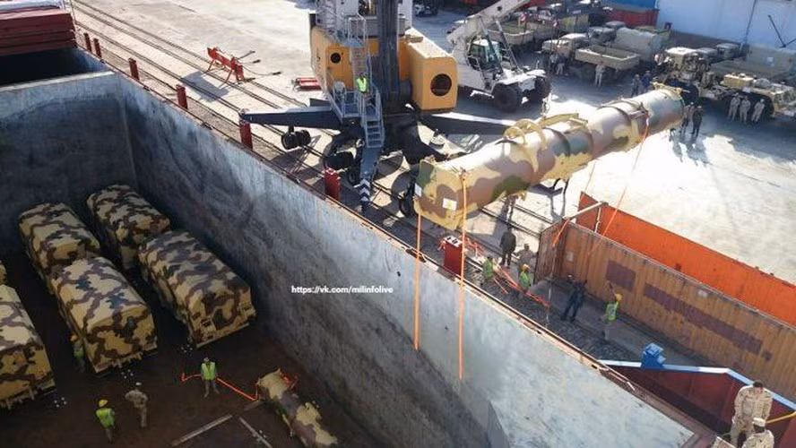 S-300VM là phiên bản nâng cấp của hệ thống tên lửa phòng không S-300V với sự cải tiến ở hầu hết các thành phần trong tổ hợp, cung cấp năng lực tác chiến vượt trội.