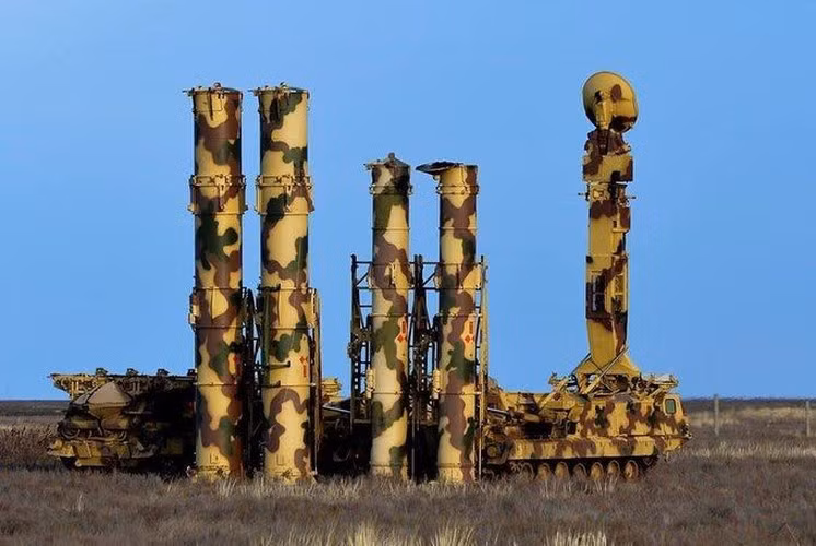 Tốc độ trung bình của tên lửa 9M82 cũng đã bằng 85 - 90% tốc độ tối đa của tên lửa 48N6E2/E3. Ống phóng kiêm ống bảo quản giúp tên lửa chỉ phải kiểm tra tình trạng sau quãng thời gian lên tới 10 năm.