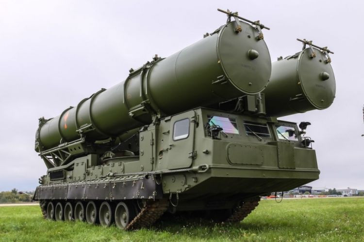 Đảm nhận nhiệm vụ mang phóng 2 loại tên lửa cho S-300VM là xe chiếu xạ - phóng tên lửa 9A83ME mang 4 quả tên lửa 9M83M/ME, xe nạp đạn - phóng tên lửa 9A84ME mang 2 quả tên lửa 9M82M/ME.