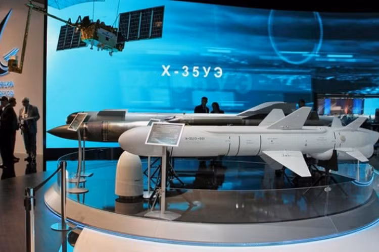 Tuy nhiên hóa ra sản phẩm trí tuệ đắt tiền này không tồn tại suốt thời gian đó, sau khoảng thời gian kéo dài tới 16 năm, họ đã quên (hoặc không muốn) thiết lập nó cho quá trình sản xuất tên lửa.