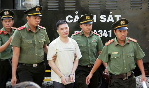 'Hot girl' Ngoc Miu cung nguoi tinh Van Kinh Duong duoc dan giai den toa