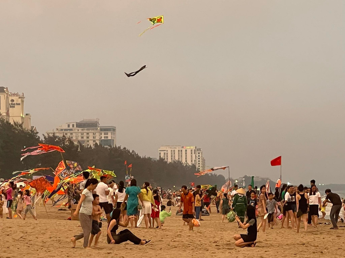 Sam Son dong kin nguoi tam bien, cho ban phao hoa hoanh trang