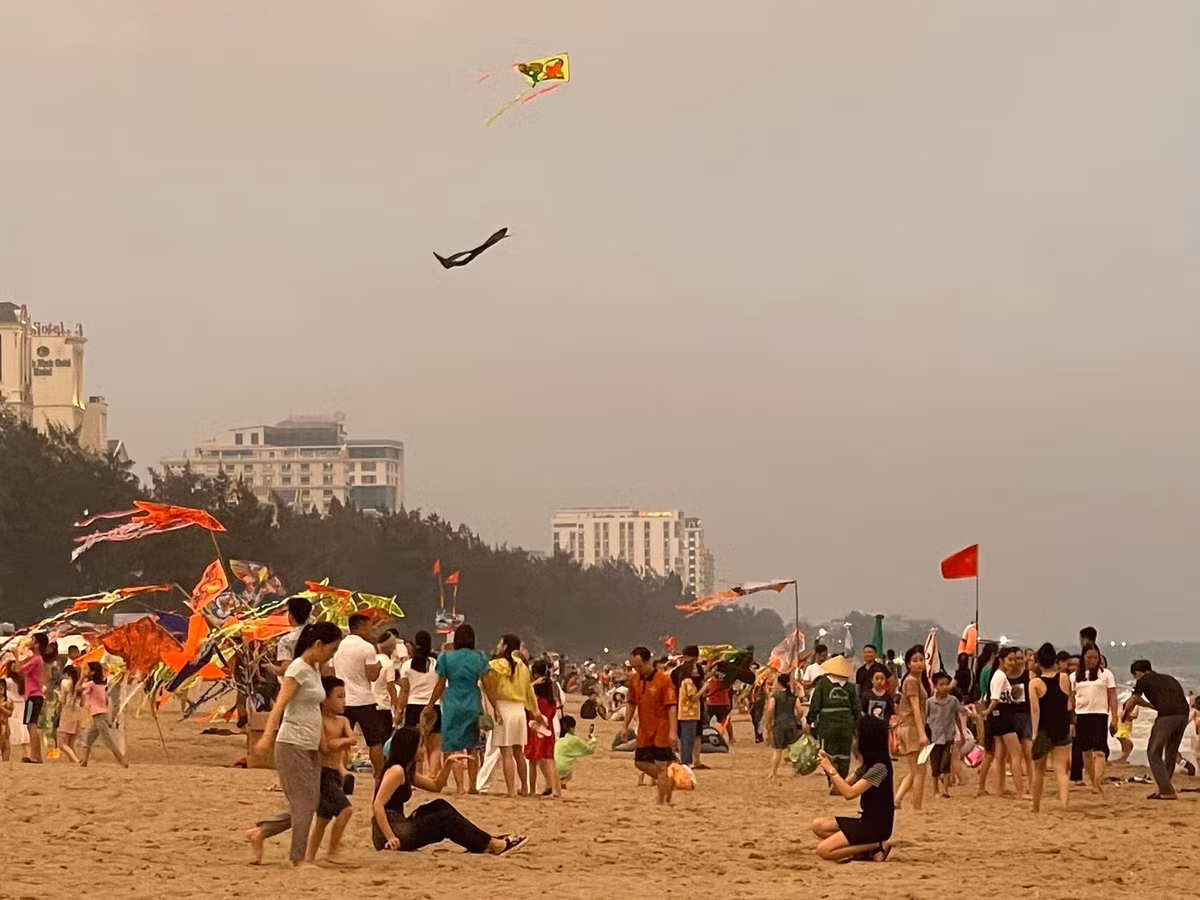 Sam Son dong kin nguoi tam bien, cho ban phao hoa hoanh trang