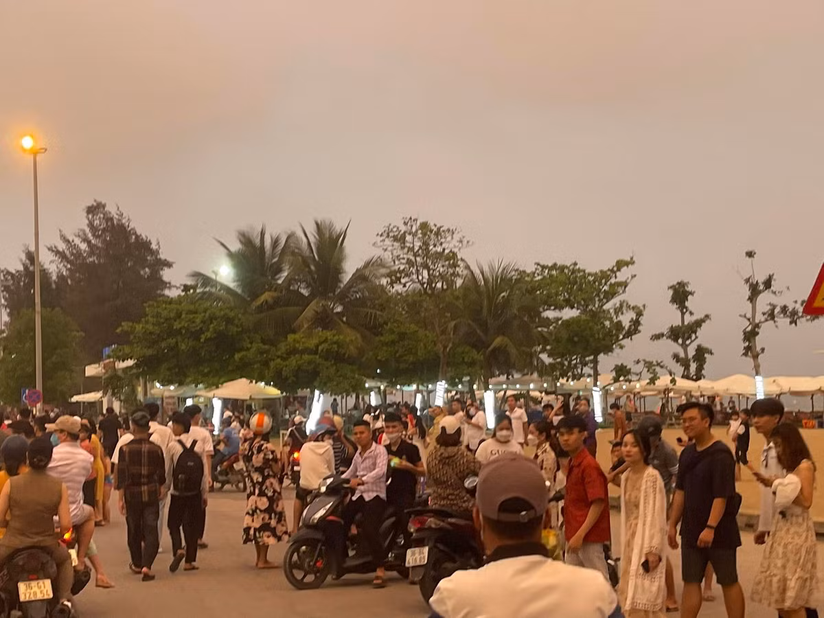 Lượng phương tiện đổ về Sầm Sơn khá nhiều, khiến việc di chuyển chậm rãi và có phần gặp khó khăn.