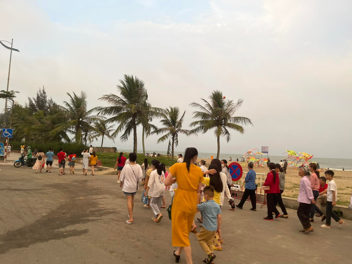 Một trong những chương trình thu hút người dân và du khách là màn bắn pháo hoa tầm thấp, diễn ra vào lúc 21h 15 phút tối nay.