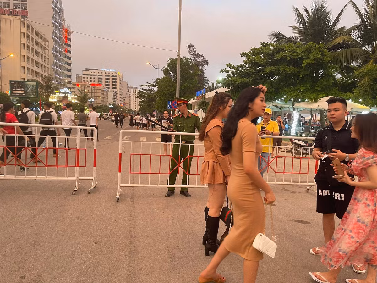 Tuyến đường Hồ Xuân Hương (giáp bãi biển) đa được dựng rào chắn để tạm cấm các phương tiện giao thông.