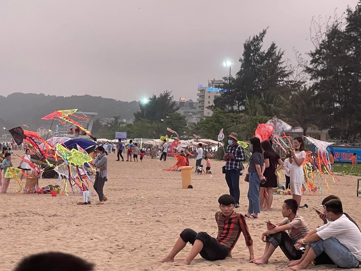  Sầm Sơn là thành phố du lịch biển với giao thông thuận lợi đi đến nên thu hút du khách đi chơi trong dịp ngắn ngày.