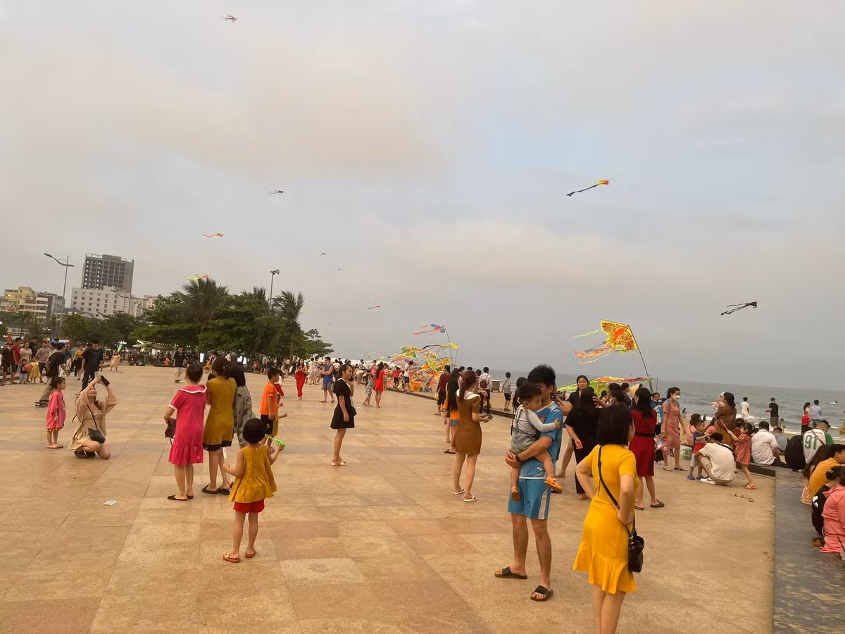 Do ngày khai trương du lịch biển Sầm Sơn vào dịp cuối tuần, nên nhiều gia đình đã tìm đến Sầm Sơn để vui chơi, nghỉ dưỡng.