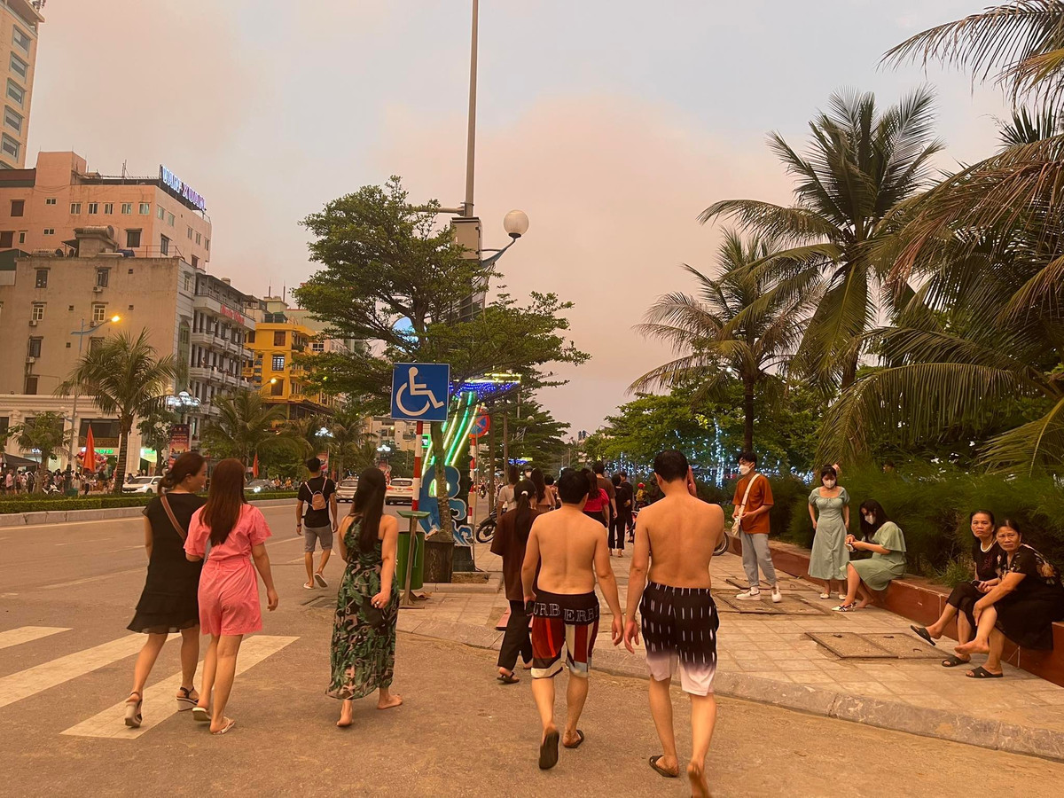 Du khách tranh thủ tắm biển và chuẩn bị chờ đón chương trình nghệ thuật biểu diễn hoành tráng.