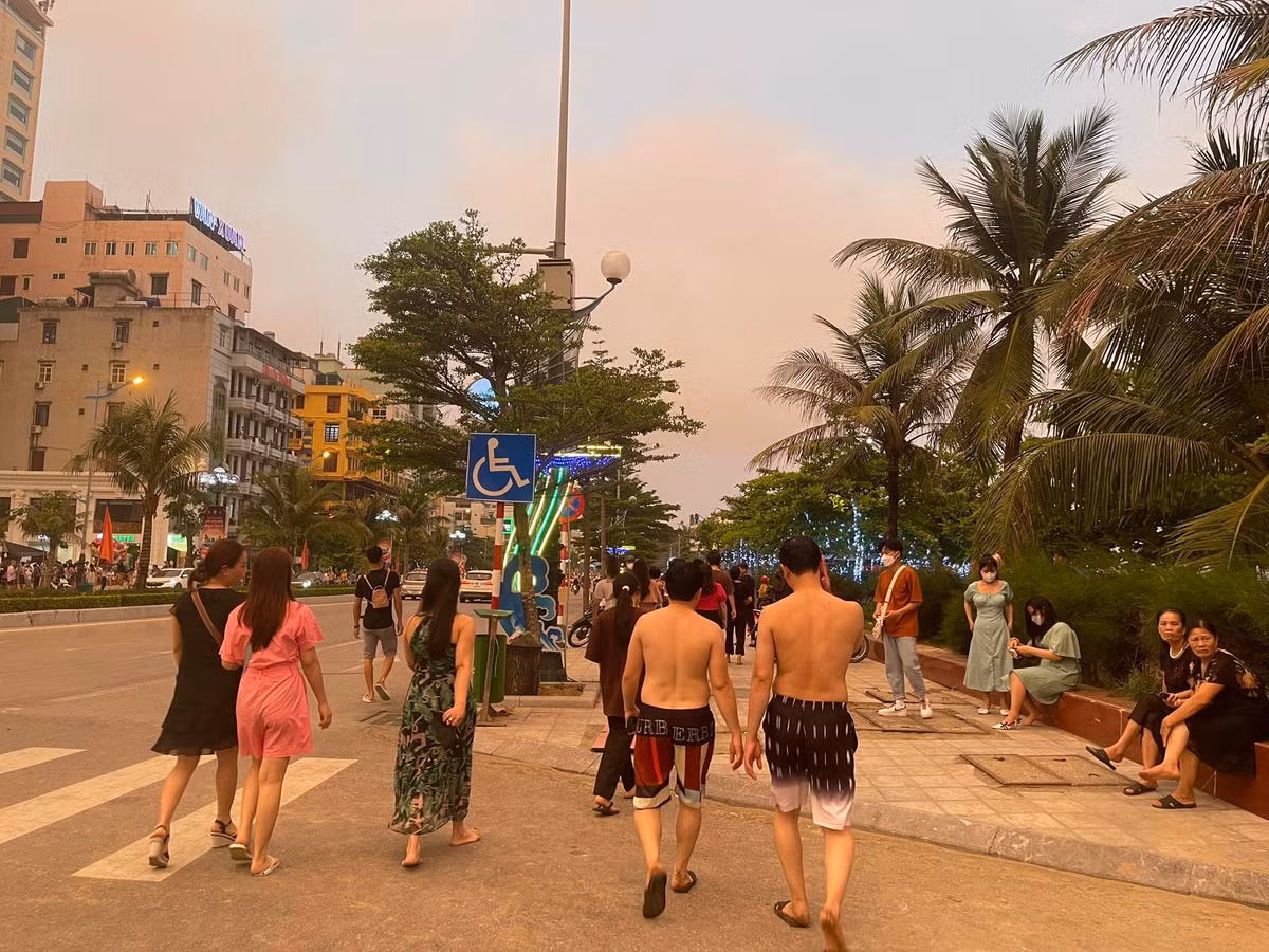 Du khách tranh thủ tắm biển và chuẩn bị chờ đón chương trình nghệ thuật biểu diễn hoành tráng.