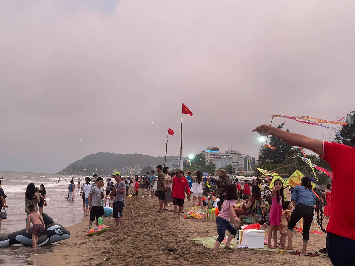 Hơn 18h nhưng bãi biển Sầm Sơn vẫn đông người tắm biển.