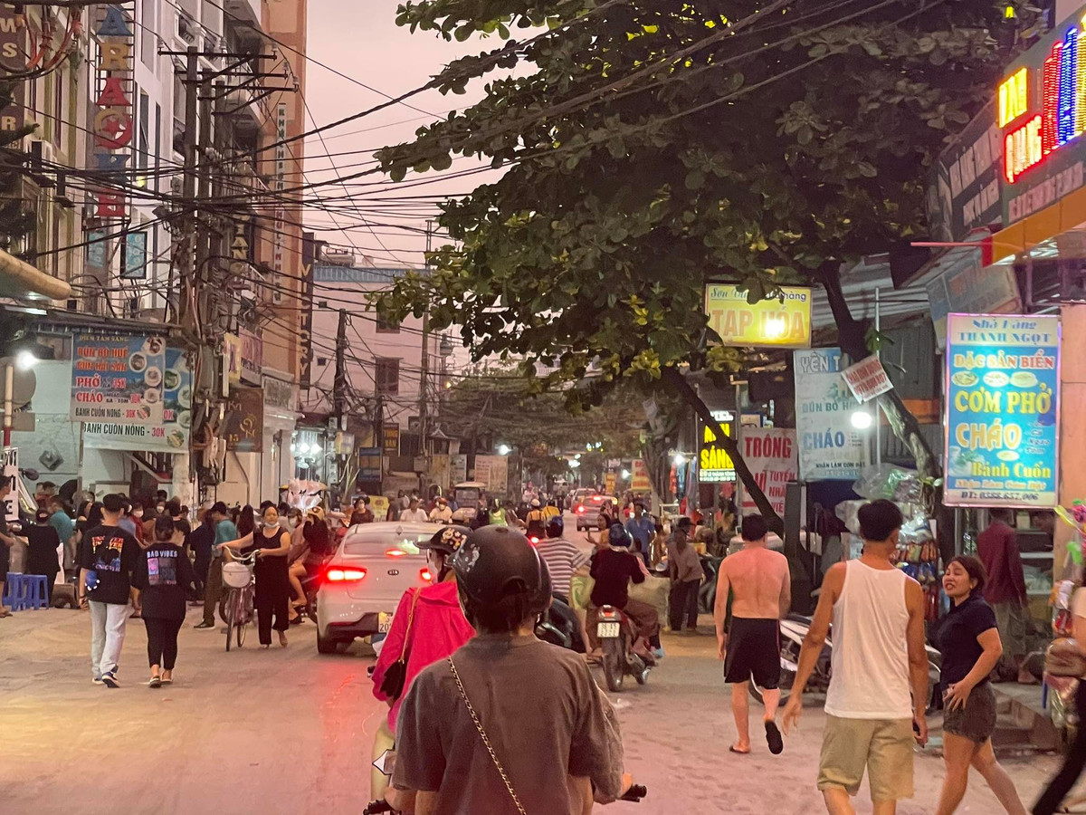 Các tuyến phố ẩm thực cũng đã lên đèn và thu hút đông đảo khách du lịch.