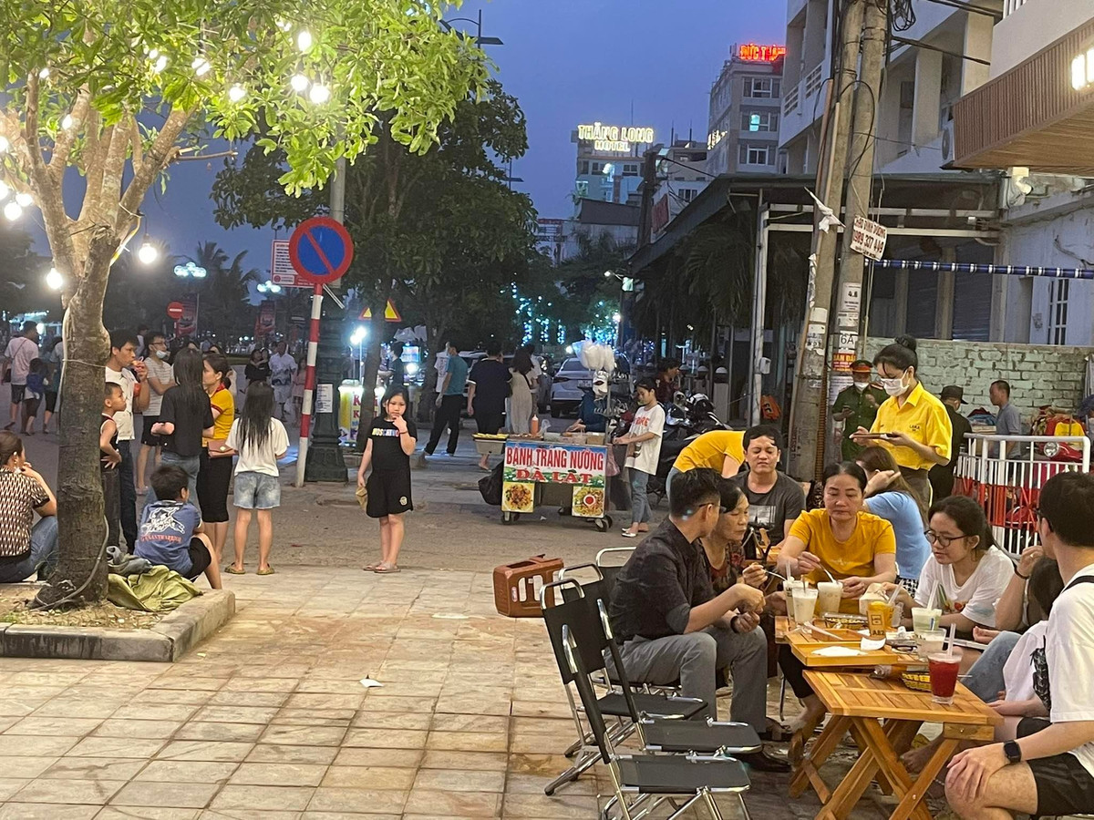 Sau những tháng năm vất vả vì dịch COVID-19, hàng quán tại đây cũng dần "hồi sức sống" vì du lịch trở lại.