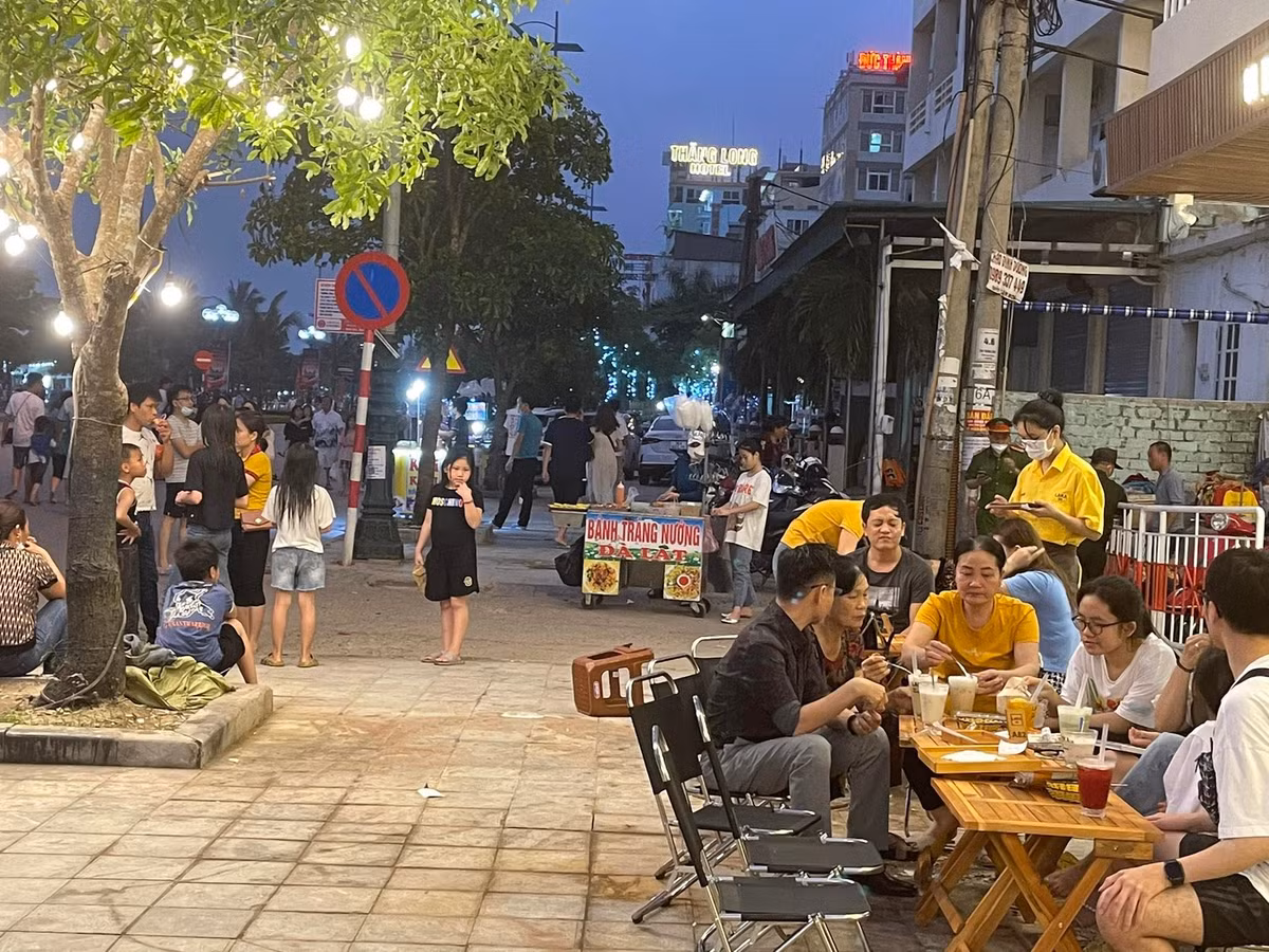 Sau những tháng năm vất vả vì dịch COVID-19, hàng quán tại đây cũng dần "hồi sức sống" vì du lịch trở lại.