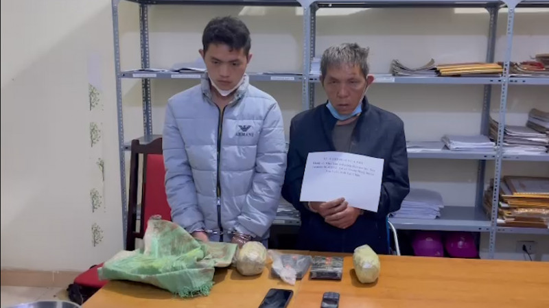  Bố rủ con đi buôn ma túy kiếm lời: Công an tỉnh Lai Châu bắt quả tang Vừ A Thinh (SN 1967) và Vừ A Phà (SN 2001, con trai Thinh) cùng trú tại bản Sắp Ngụa, xã Phúc Than, huyện Than Uyên đang mua bán trái phép ma túy. Tang vật thu giữ gồm 2 bánh heroin có trọng lượng 720 gam, 1,7 kg nhựa thuốc phiện, 01 cân tiểu ly và một xe máy.