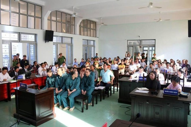  Truy tố đối tượng cầm đầu đường dây buôn lậu xăng dầu trên 2.000 tỷ đồng: Viện Kiểm sát nhân dân tối cao đã ban hành cáo trạng truy tố đối với Luyện Xuân Tràng, sinh năm 1973, trú tỉnh Hưng Yên về tội “Buôn lậu” cùng 8 bị can khác cùng về tội “Tiêu thụ tài sản do người khác phạm tội mà có”. 