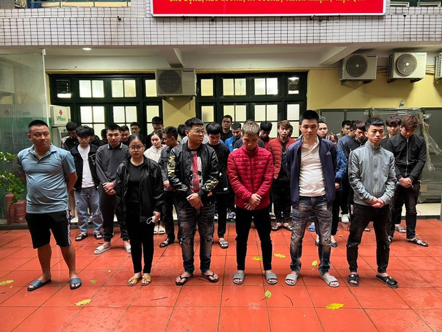  Đường dây làm giả giấy phép lái xe, thu lợi 20 tỷ đồng: Phòng Cảnh sát hình sự (Công an TP Hà Nội) cho biết đang tạm giữ 31 đối tượng để điều tra về hành vi làm giả tài liệu của cơ quan, tổ chức. Cơ quan chức năng thu giữ gần 400 bộ hồ sơ giấy phép lái xe ô tô, xe máy gồm các loại giấy tờ như: giấy khám sức khỏe, kết quả thi sát hạch…Bước đầu, cơ quan điều tra xác định có 5 ổ nhóm làm giả giấy tờ xe và tạm giữ 31 đối tượng về hành vi làm giả tài liệu của cơ quan, tổ chức.