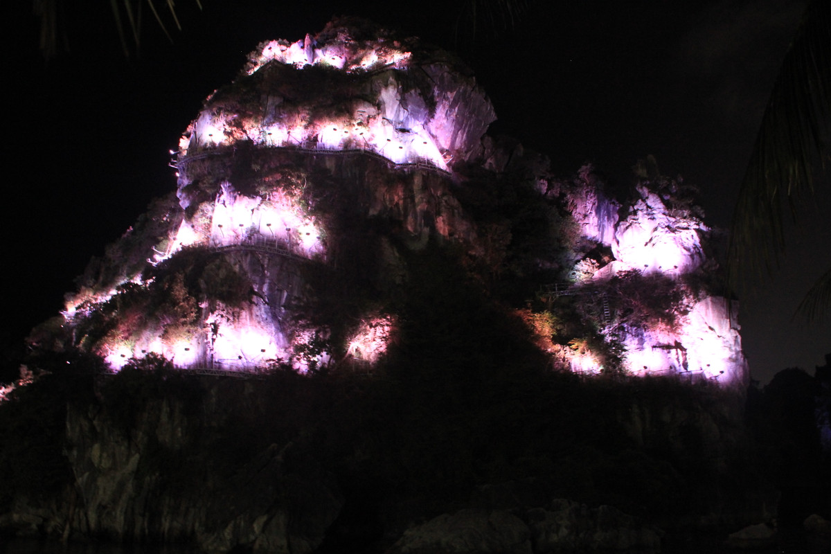 Sau thời gian dài "ngủ lịm", hệ thống giàn đèn chiếu sáng tại các núi đá bất ngờ được tỏa sáng. Hình ảnh PV Báo Tri thức ghi lại vào khoảng 21h ngày 20/4/2022.