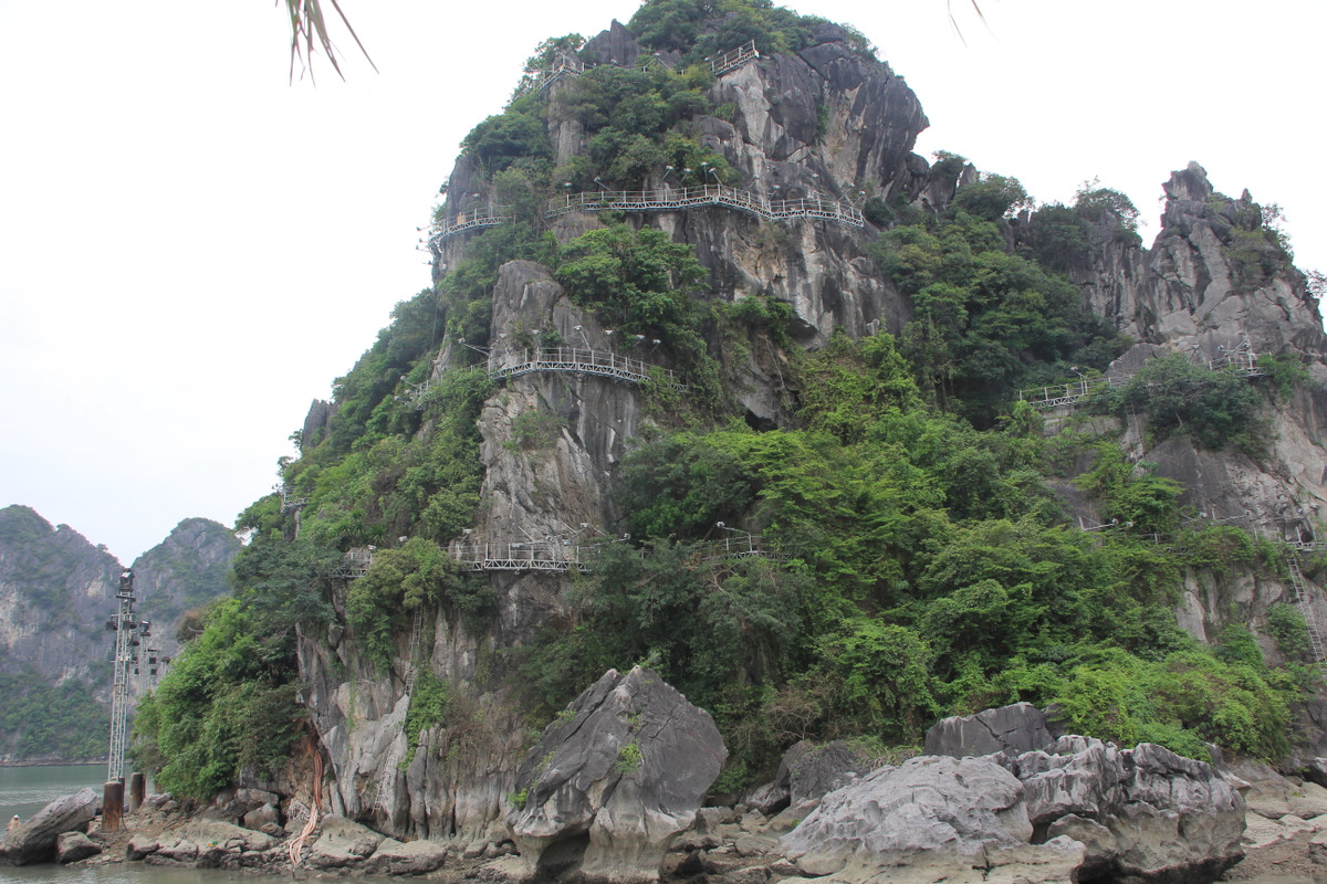 Đáng chú ý, tại Công văn số 4384/UBND-XD2 của UBND tỉnh Quảng Ninh cũng nêu rõ về việc đồng ý với đề nghị của các ngành địa phương cho phép Chủ đầu tư tiến hành các thủ tục theo quy định để điều chỉnh Dự án đầu tư xây dựng Hệ thống chiếu sáng trang trí nghệ thuật tại một số vị trí ven bờ vịnh Hạ Long từ công nghệ hiệu ứng ánh sáng tĩnh 7 màu tự động sang công nghệ trình diễn ánh sáng nghệ thuật (ánh sáng động) kết hợp tia laser và âm thanh hiện đại ngoài trời.