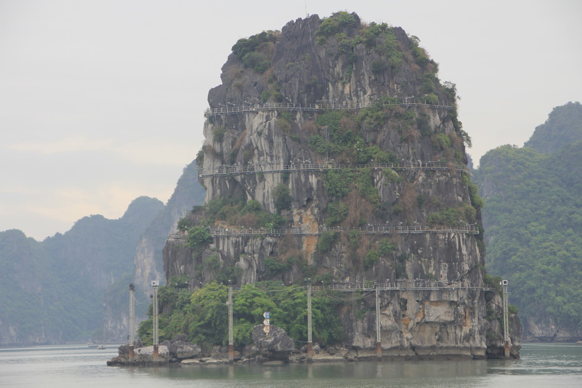 Cảnh tượng những núi đá của di sản thiên nhiên thế giới nằm trơ trọi và bị giàn điện "siết chặt" nhiều vòng và bị "đóng đinh" cố định vào đá khiến nhiều người không khỏi tiếc nuối vì vẻ đẹp thiên nhiên bị tác động.