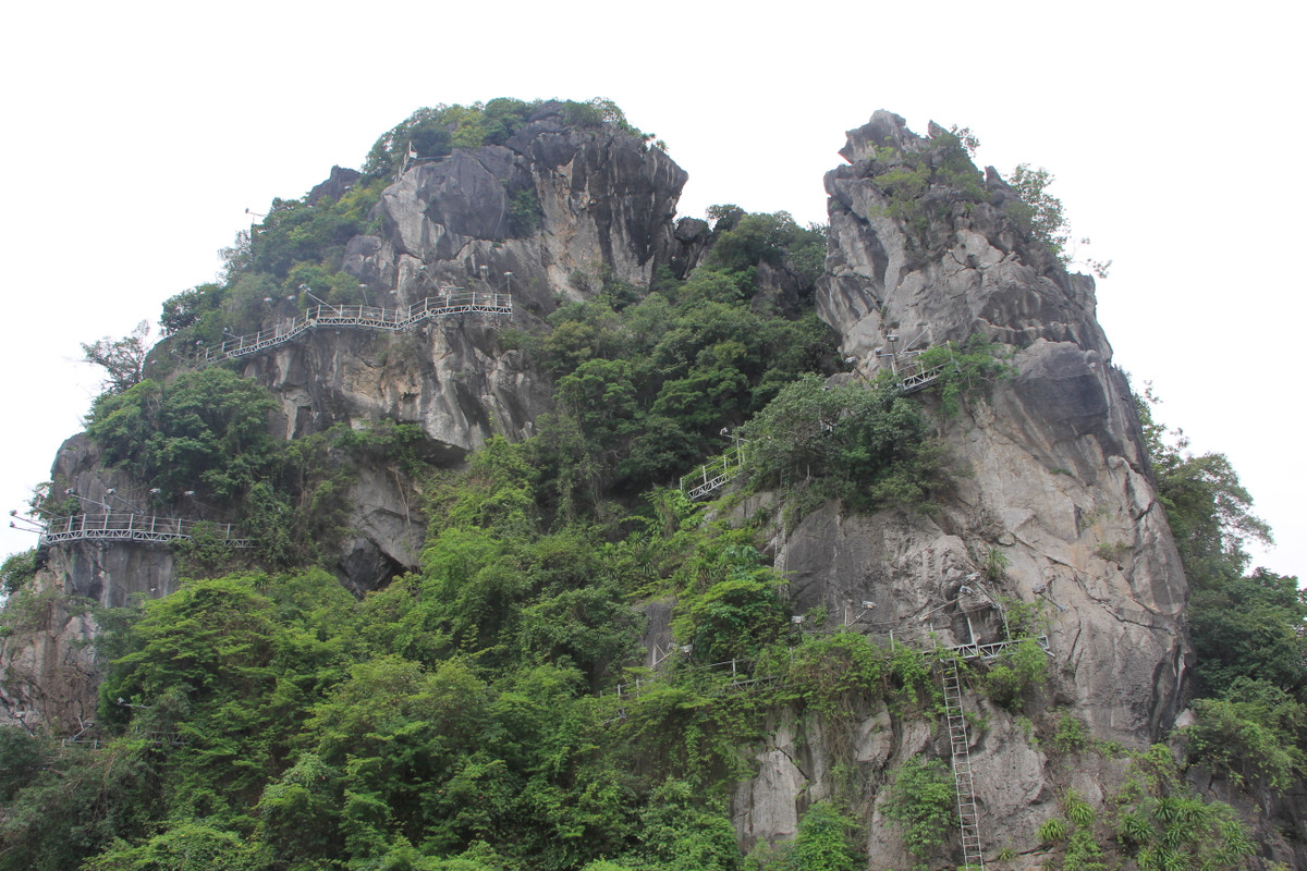 Nhung nui da tren vinh Ha Long bi “chang” dien chieu sang gio sao?