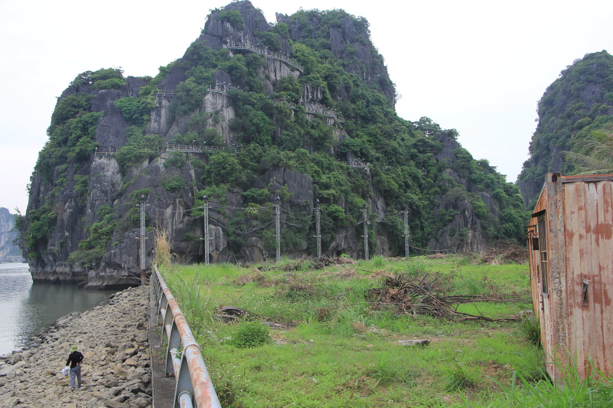 Thậm chí, hiện nay giàn điện tiền tỷ lắp đặt ở một dải núi còn bị che khuất bởi hàng rào của một dự án chậm tiến độ. Do đó, sự hoành tráng của giàn điện cũng dần bị phai mờ và không được người dân quan tâm, để ý.