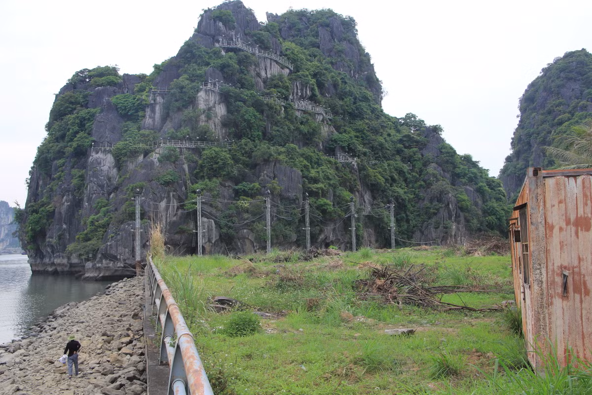 Thậm chí, hiện nay giàn điện tiền tỷ lắp đặt ở một dải núi còn bị che khuất bởi hàng rào của một dự án chậm tiến độ. Do đó, sự hoành tráng của giàn điện cũng dần bị phai mờ và không được người dân quan tâm, để ý.