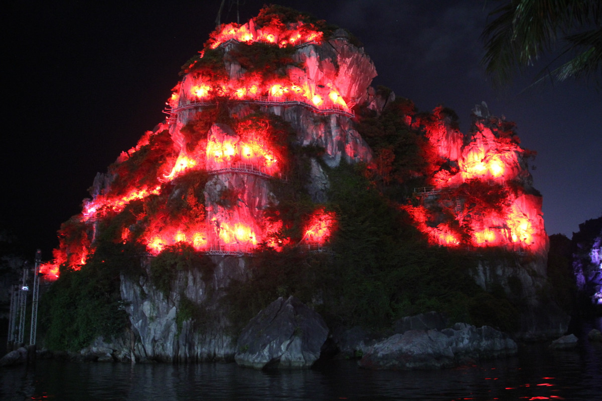 Mặc dù đèn đã được chiếu sáng nhưng không phải tất cả các núi đá được lắp hệ thống đền đều hoạt động.
