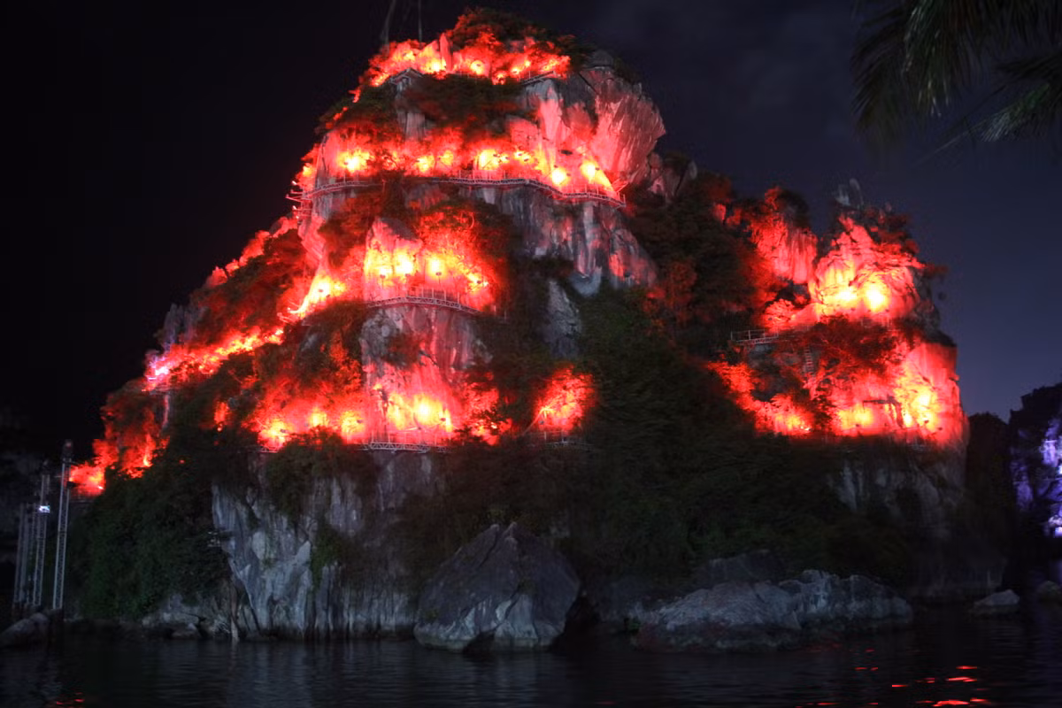 Mặc dù đèn đã được chiếu sáng nhưng không phải tất cả các núi đá được lắp hệ thống đền đều hoạt động.