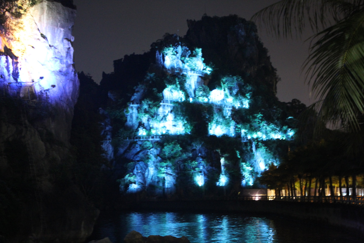 Màu sắc đèn liên tục thay đổi và tạo ra vẻ đẹp lung linh bên bờ vịnh Hạ Long.