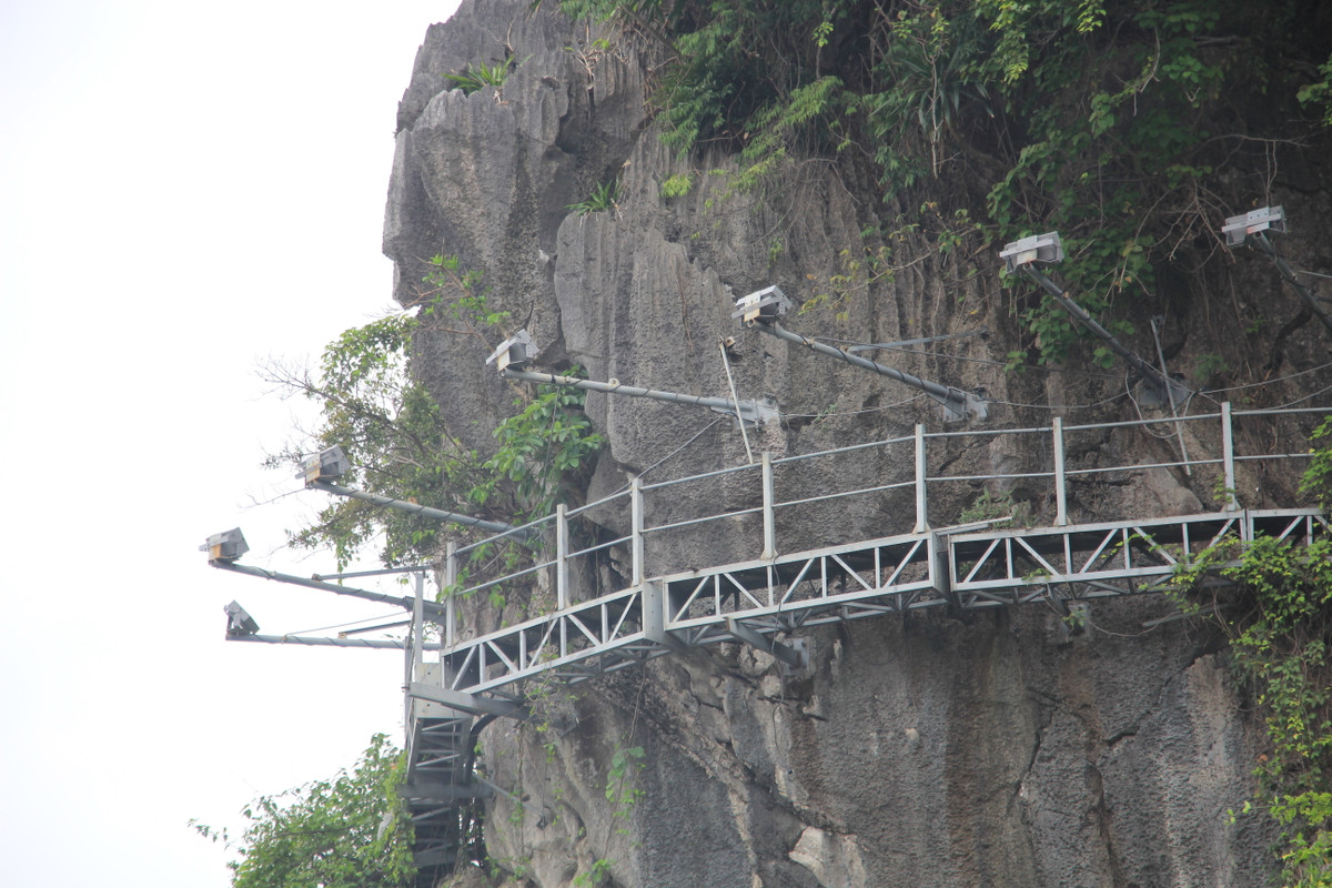 Chị Nguyễn Thu Hà, quận Thanh Xuân, Hà Nội đến thăm vịnh Hạ Long thắc mắc: “Vì sao phải quấn giàn điện vào núi đá, thậm chí các thanh sắt còn đóng thẳng vào đá?. Chỉ nhìn thôi đã thấy phản cảm và mất đi vẻ đẹp thiên nhiên".
